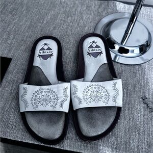 Bikinis Embroidered White Slide Sandals – Size 6.5